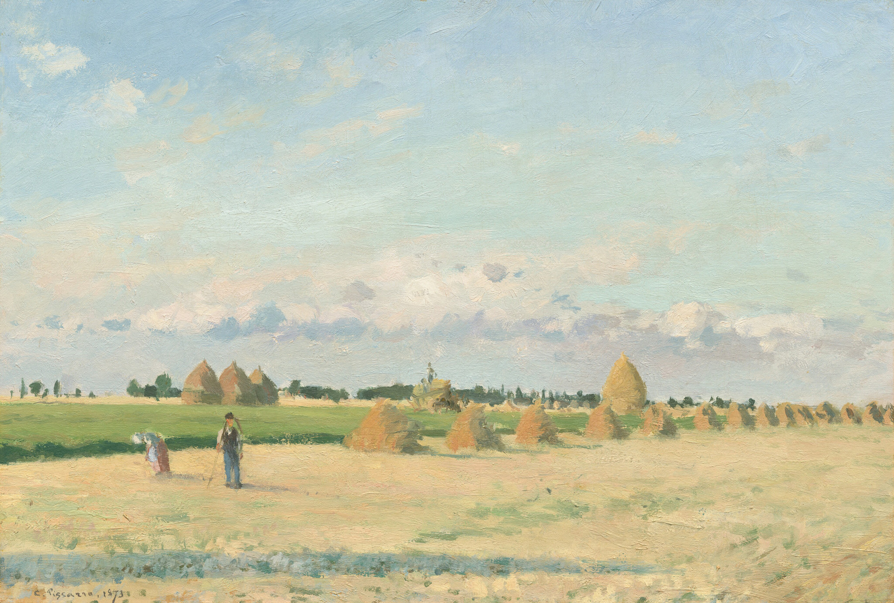 Ein impressionistisches Ölgemälde einer sommerlichen Feldlandschaft unter weitem Himmel. Komposition und Motiv. Vorder- und Mittelgrund: Im unteren Drittel erstreckt sich ein abgeerntetes, hellgelb-beiges Getreidefeld. Auf der linken Seite stehen zwei Personen bei der Feldarbeit – eine gebückte Gestalt und eine aufrecht stehende Figur mit Hut. Heuhaufen: Über das Feld verteilt reihen sich zahlreiche, kegelförmige Heuhaufen (Diemen) aneinander, die nach rechts hinten kleiner werden und so perspektivische Tiefe erzeugen. Weiter links im Hintergrund sind drei deutlich größere, dunklere Heuschober zu sehen. Hintergrund: Ein grüner Streifen trennt das Feld von einer flachen Horizontlinie, die von vereinzelten Bäumen und Sträuchern gesäumt ist. Himmel: Die oberen zwei Drittel des Bildes werden von einem weiten, hellblauen Himmel eingenommen, der von lockeren, weißen und zartrosa-violetten Wolkenbändern durchzogen ist. Stil und Atmosphäre. Malstil: Der Farbauftrag ist typisch impressionistisch mit sichtbaren, kurzen und tupfenden Pinselstrichen, die dem Bild eine lebendige Textur verleihen. Die Formen der Figuren und Heuhaufen sind grob angedeutet und nicht detailliert ausgearbeitet. Licht und Farbe: Es herrscht eine helle, lichtdurchflutete Atmosphäre. Die Farbpalette ist von warmen Naturtönen wie Ocker, Strohgelb und Grün im Kontrast zu den kühlen Blau- und Pastelltönen des Himmels geprägt. Unten links befindet sich eine Signatur des Künstlers: „C. Pissarro, 1873“.